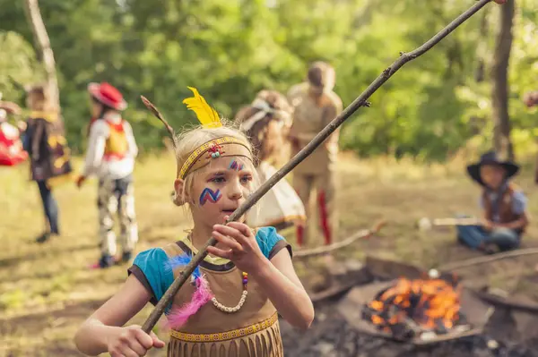 Deutschland Sachsen Indianer Und Cowboyparty Kinder Rasten Marshmallows Auf Stöcken — Stockfoto