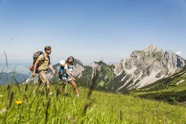 Austria Tyrol Tannheimer Tal Młoda Para Turystyka Alpejskiej Łąki — Zdjęcie stockowe