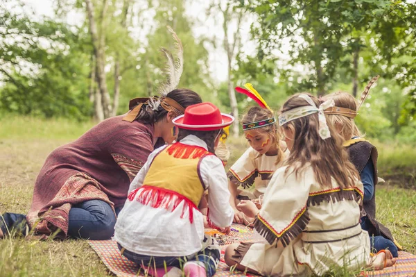 萨克森 印第安人和牛仔党 女孩修补珠子 — 图库照片