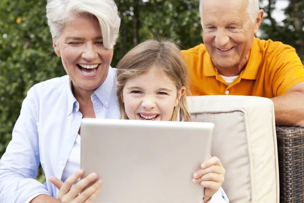 Happy Παππούδες Και Κορίτσι Εξωτερικούς Χώρους Χρησιμοποιώντας Ψηφιακό Tablet — Φωτογραφία Αρχείου
