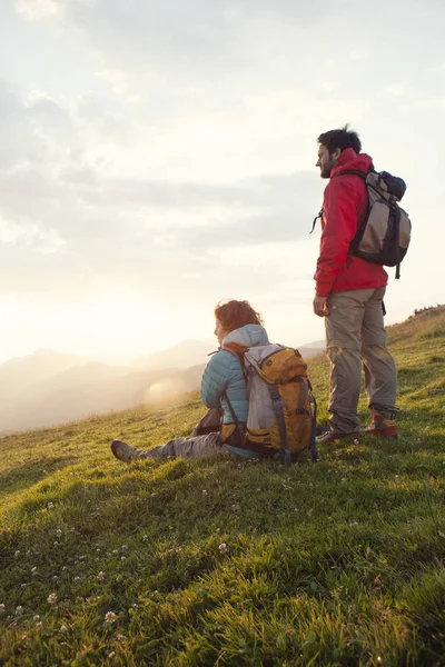 Áustria Tirol Unterberghorn Dois Caminhantes Descansando Paisagem Alpina Nascer Sol — Fotografia de Stock