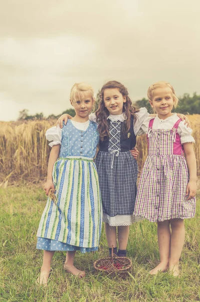 Retrato Tres Niñas Usando Dirndl Prado — Foto de Stock