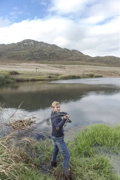 Genç Adam Bir Gölde Balıkçılık — Stok fotoğraf