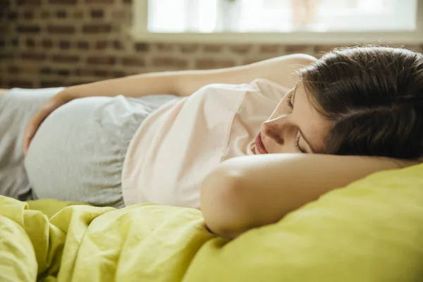 Mujer Embarazada Durmiendo Cama Casa Durante Día — Foto de Stock