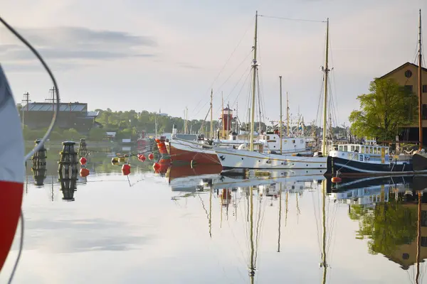 斯德哥尔摩 停泊在 Skeppsholmen 在船坞水表面 — 图库照片