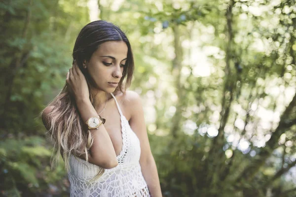 Retrato Jovem Mulher Usando Relógio Pulso — Fotografia de Stock