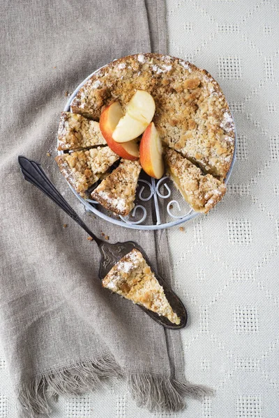 Gâteau aux pommes avec crumble et cannelle — Photo