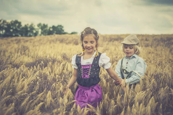 Мальчик Девочка Идут Зерновому Полю — стоковое фото