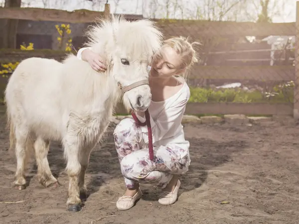 Femme Avec Poney Sur Paddock — Photo