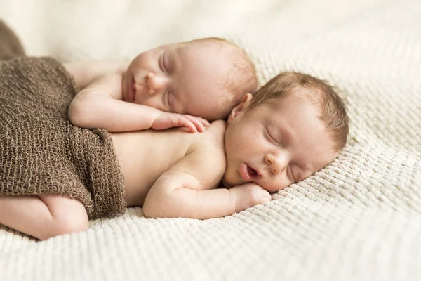 Novorozených Dvojčat Látkou Spí Dece — Stock fotografie