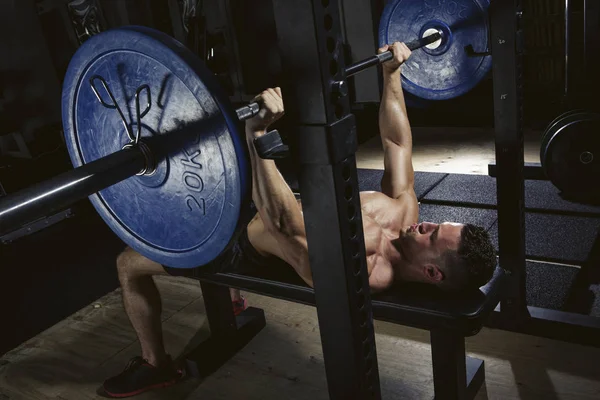 Atlet Fisik Melakukan Penekan Bangku Barbel Gym — Stok Foto