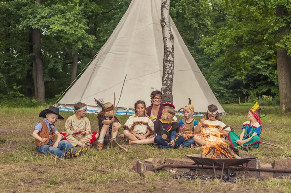 Deutschland Sachsen Indianer Und Cowboyparty Kinder Lagerfeuer — Stockfoto