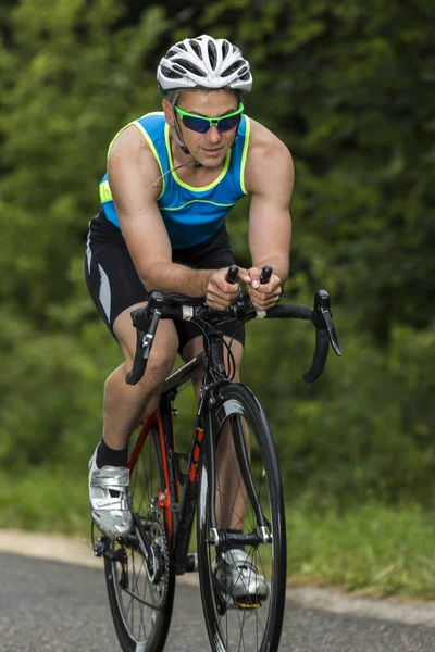 Male Triathlete Riding Bicycle — Stock Photo, Image