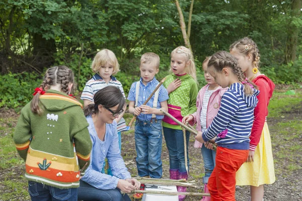Kinder Lernen Wie Man Der Natur Holzfloß Baut — Stockfoto