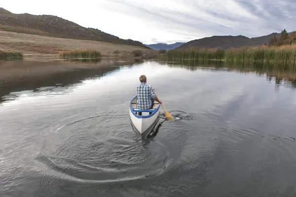 Visão Traseira Jovem Remando Lago — Fotografia de Stock