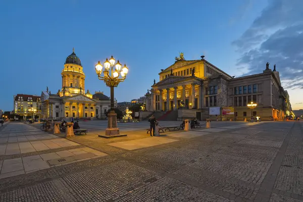 ドイツ ベルリン コンツェルトハウスとドイツ大聖堂ジャンダルメンマルクト夜ライトアップするビューします — ストック写真