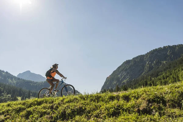 Autriche Tyrol Vallée Tannheim Jeune Femme Vtt Dans Paysage Alpin — Photo