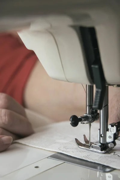 Руки Женщины Помощью Швейной Машинки — стоковое фото