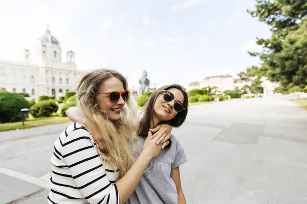 奥地利 维也纳 二位年轻妇女拥抱在艺术历史博物馆 — 图库照片