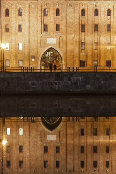 Polónia Gdansk Brama Mariacka Noite Com Reflexão Sobre Água Rio — Fotografia de Stock