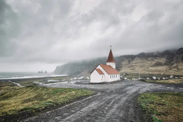 Island Vik Blick Auf Dorf Und Kirche Dramatischer Himmel — Stockfoto
