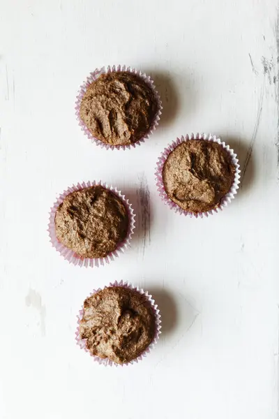 Pohled Shora Čtyři Čokoládové Muffiny Bílý Dřevěný Povrch — Stock fotografie