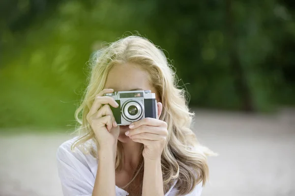 Donna Bionda Che Scatta Una Foto Con Una Vecchia Macchina — Foto Stock