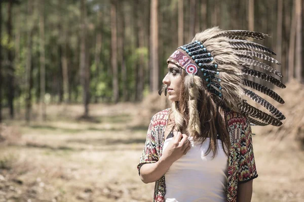 在树林里伪装成印第安人的年轻女子 — 图库照片