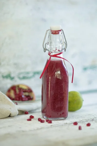 Butelka szklana z granatu koktajl — Zdjęcie stockowe