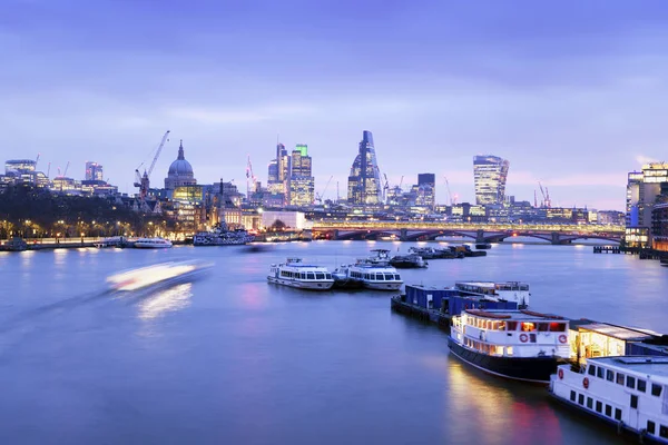 夜明けに川テムズ英国 ロンドン スカイライン — ストック写真