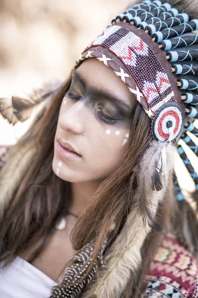 Портрет Молодой Женщины Маскирующейся Индейца — стоковое фото