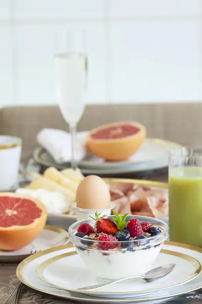 Ontbijt Tabel Vers Fruit Muesli Gelegd — Stockfoto