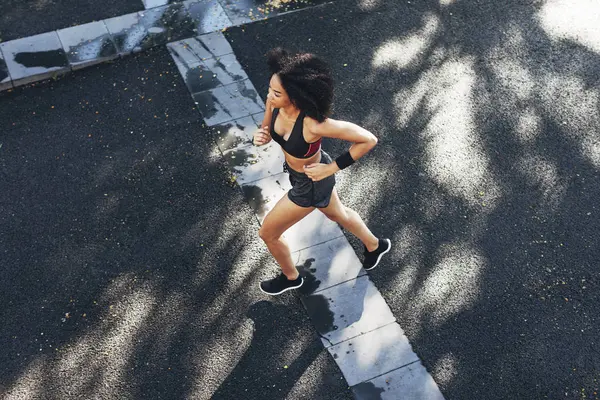 Woman jogging on road — Stock Photo, Image