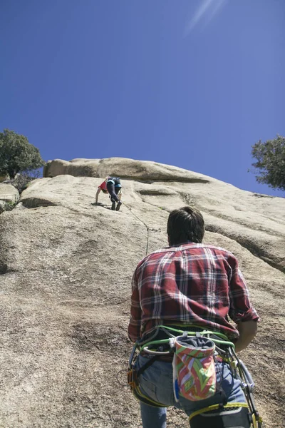 Climber Securing Climber Woman Climbing — Stock Photo, Image