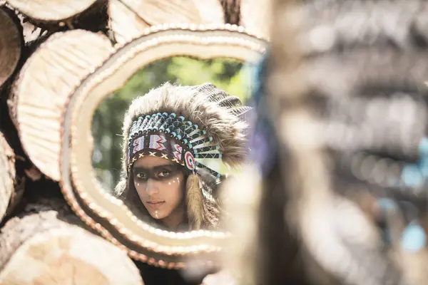 Spiegelbild Einer Jungen Frau Die Sich Als Indianerin Tarnt — Stockfoto