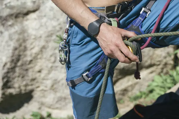 Cropped Image Hand Climber Securing Climbing — Stock Photo, Image