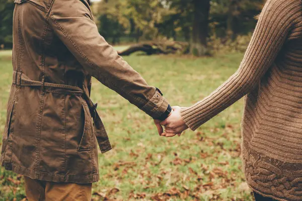 Casal apaixonado de mãos dadas no parque — Fotografia de Stock