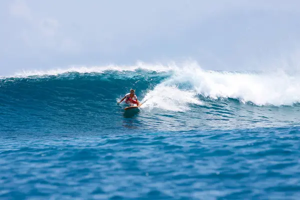 Maldiverna South Male Atoll Surfing Kvinna Våg — Stockfoto