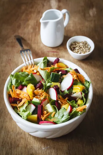 Verse Gemengde Salade Kom Houten Achtergrond — Stockfoto