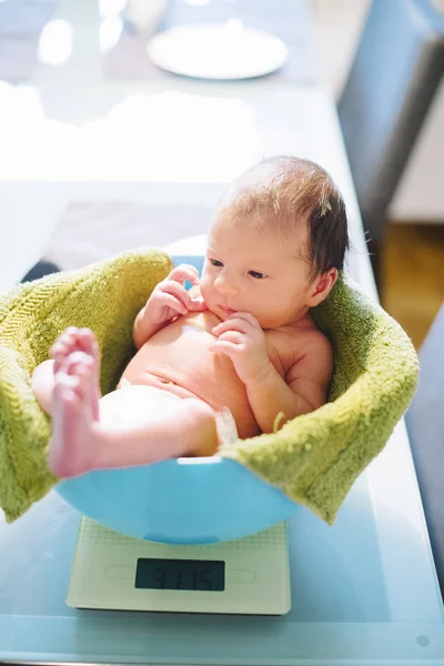 Neonato Ragazza Una Ciotola Una Scala Cucina — Foto Stock