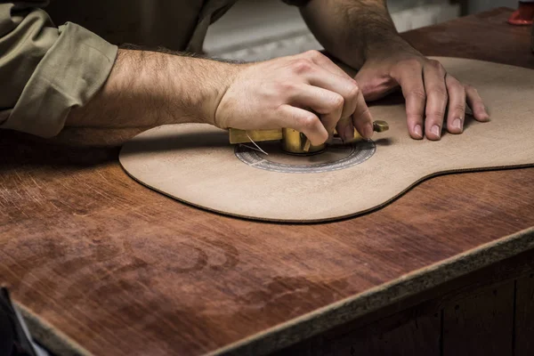 Luthier Fabricando Una Guitarra Taller Cerca — Foto de Stock