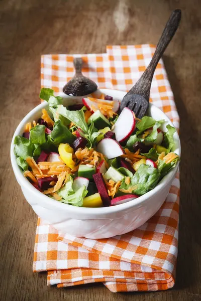 Insalata Mista Fresca Ciotola Fondo Legno — Foto Stock