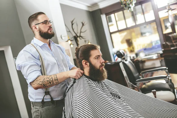 Barbeiro Amarrando Capa Torno Cliente Barbearia — Fotografia de Stock