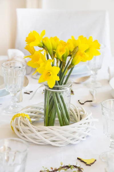 Tavola Apparecchiata Con Narcisi Tagliati Freschi Primavera — Foto Stock