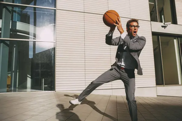 Empresario jugando baloncesto — Foto de Stock