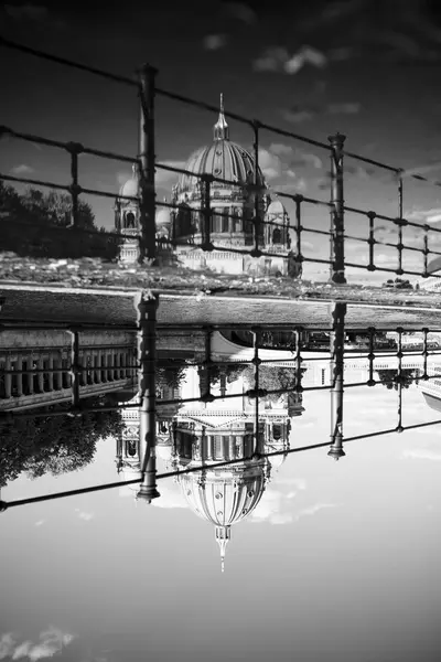 Germany Berlin View Berlin Cathedral Reflecting Water Surface — Stock Photo, Image