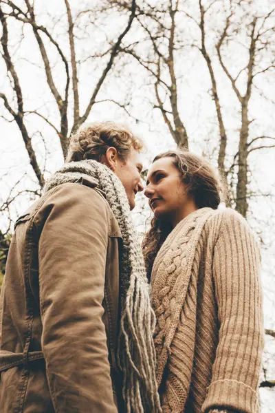 Jeune Couple Amoureux Standinmg Face Face Dans Parc Automnal — Photo