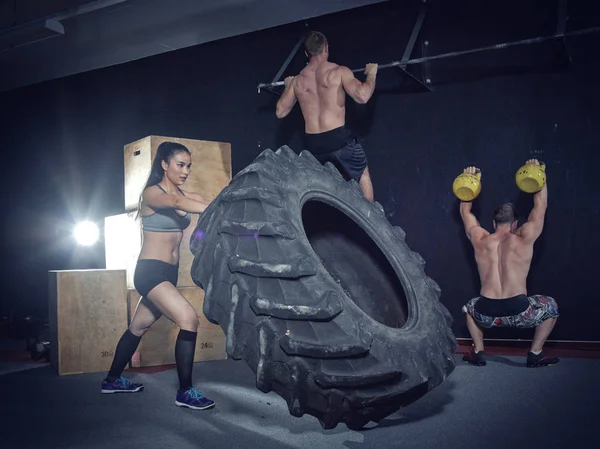 Três Atletas Crossfit Treinando Ginásio Juntos — Fotografia de Stock