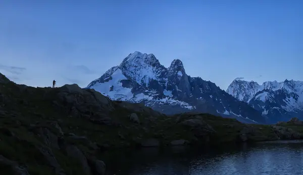 Frankrijk Mont Blanc Lake Cheserys Silhouet Van Fotograaf Een Piek — Stockfoto