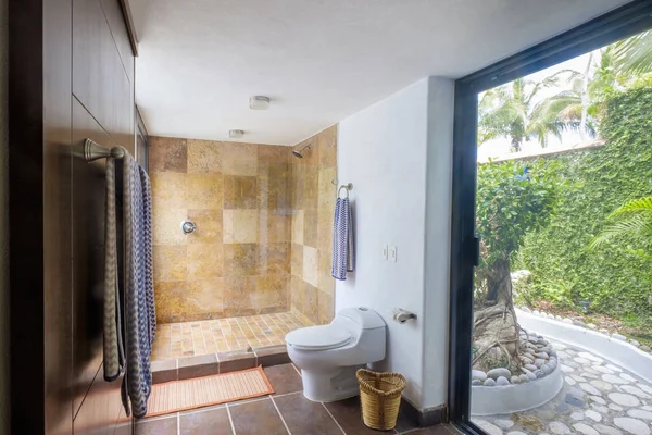 住宅室内にシャワーとトイレ — ストック写真